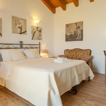 Mums Con Colonnina Elettrica Bed and Breakfast Βιτσέντζα